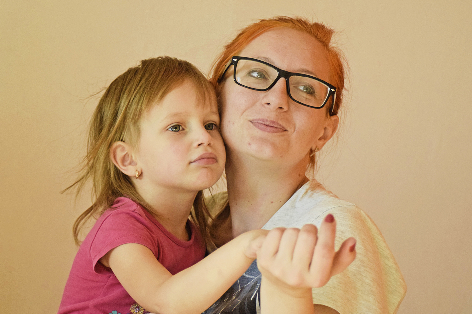 Мама Pixabay. Фото мамы в очках с сыном 5 лет. Мама дает пять дочке. Найти общий язык с ребенком. Сиб ребенок