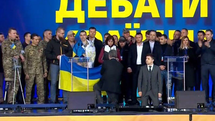 «Почему все достижения Украины вы приписали себе?»: Зеленский и Порошенко провели дебаты
