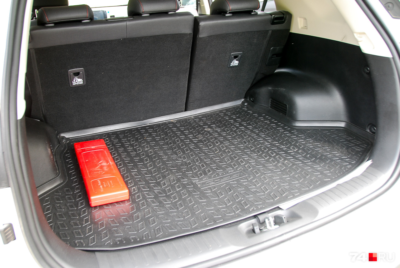 Багажник объемом 505 литров имеет высокий пол без порога. Спинки сидений можно сложить в ровную поверхность. Есть розетка и крючки для крепления фиксирующих сеток. Под полом — массивная пенопластовая проставка и малоразмерное запасное колесо