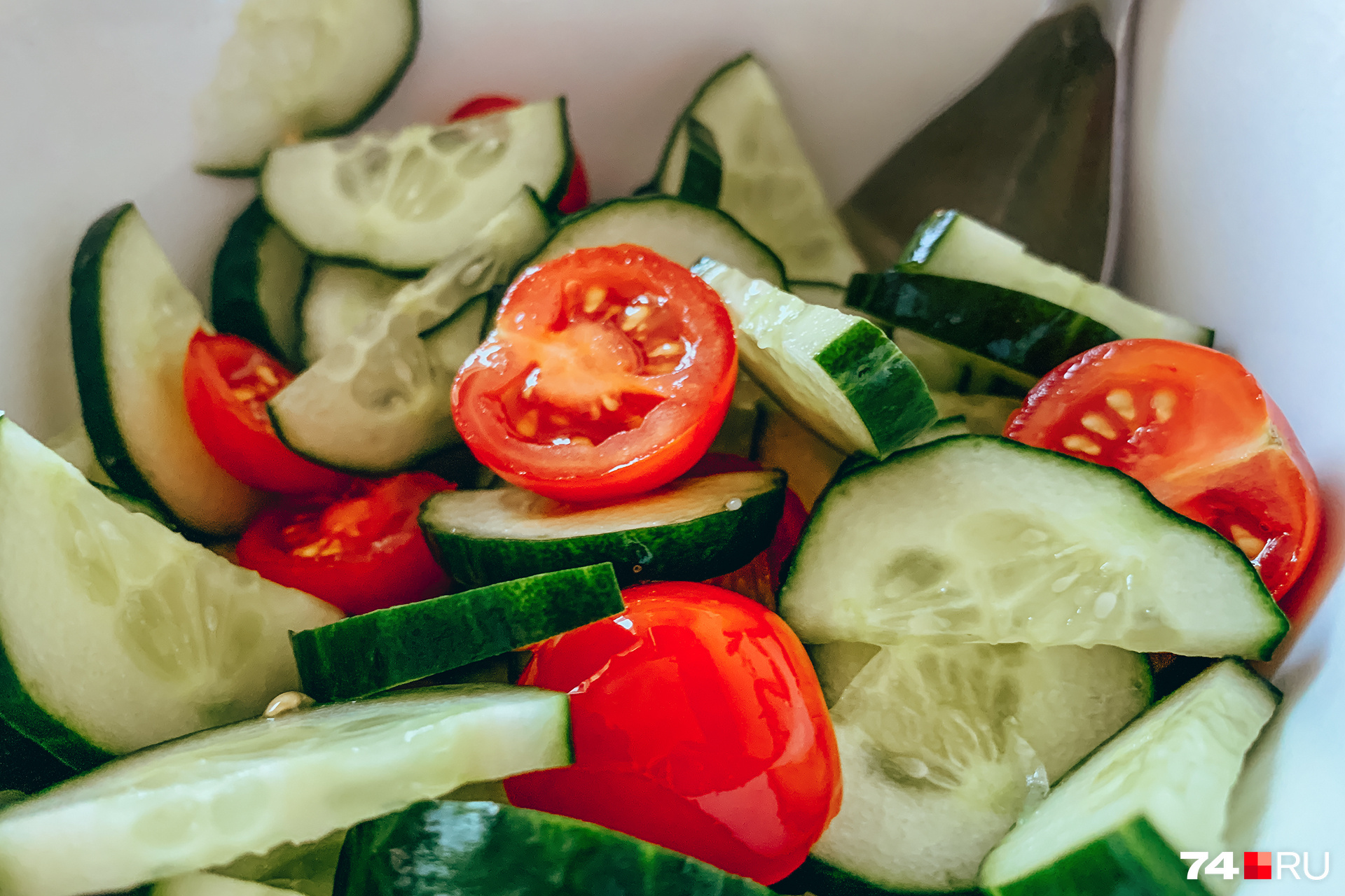 Салат из помидоров, огурцов и сладкого перца: калорийность на 100 г, белки, жиры, углеводы