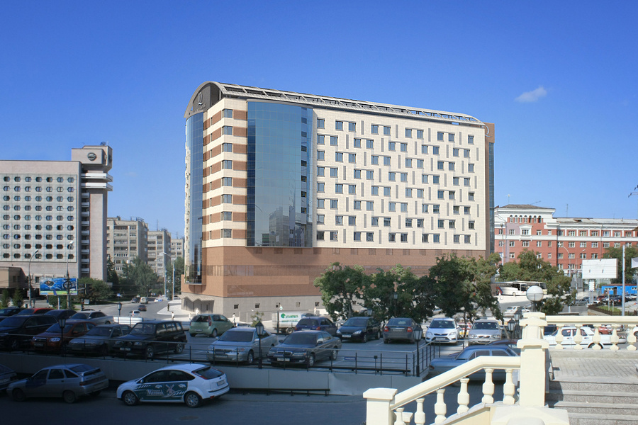 Такой в 2008 году была задумана 11-этажная 4-звездочная гостиница для итальянской сети отелей Domina Hotel Group. Здание гостиницы площадью 17 160 кв. м на 203 номера активно строится на пересечении ул. Ленина и Димитрова, дополняя ряд зданий Бородкина в этом районе.