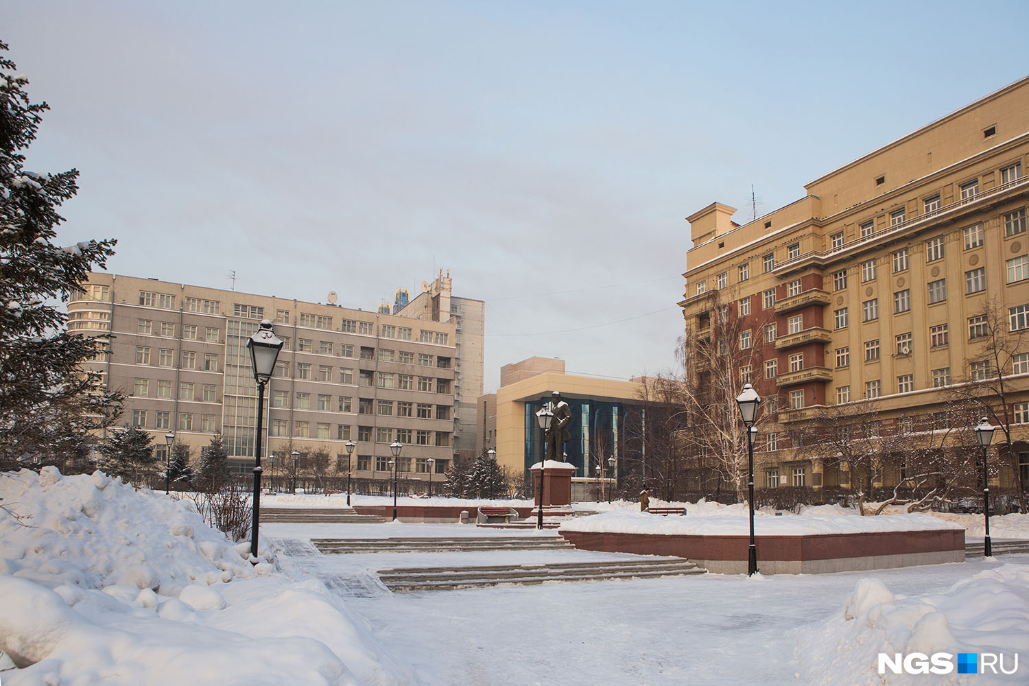На переименовании площади Свердлова Сергей Филонов не настаивает: в городе достаточно компромиссных вариантов. В частности, имя архитектора могла бы носить ул. Спартака возле злополучной площади: Спартак к Новосибирску никакого отношения не имеет, а вот Крячков — настоящий архитектурный бренд Новосибирска. На переименовании площади Свердлова Сергей Филонов не настаивает: в городе достаточно компромиссных вариантов. В частности, имя архитектора могла бы носить ул. Спартака возле злополучной площади: Спартак к Новосибирску никакого отношения не имеет, а вот Крячков — настоящий архитектурный бренд Новосибирска.