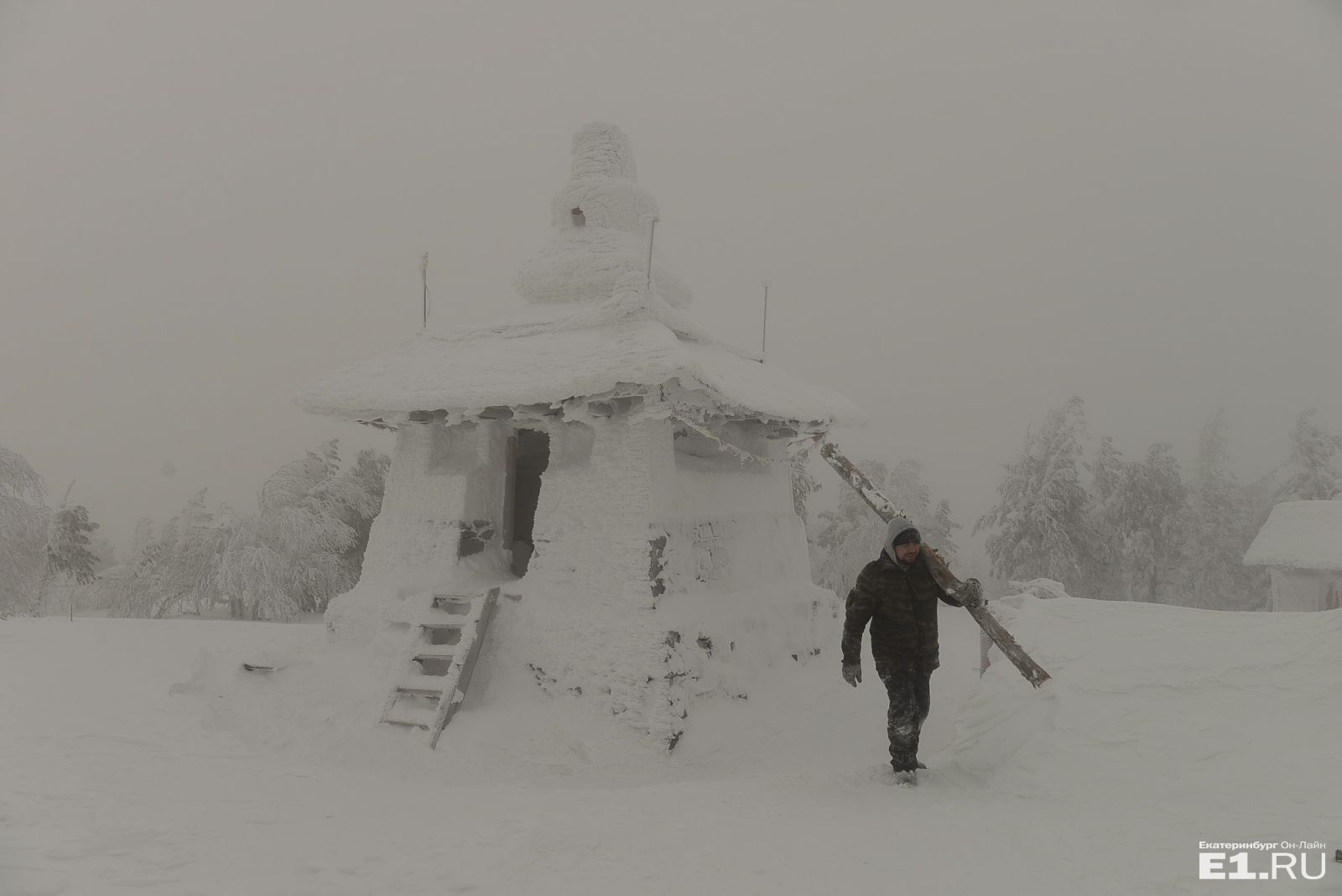 Из-за снега ступы буддистов практически не видно