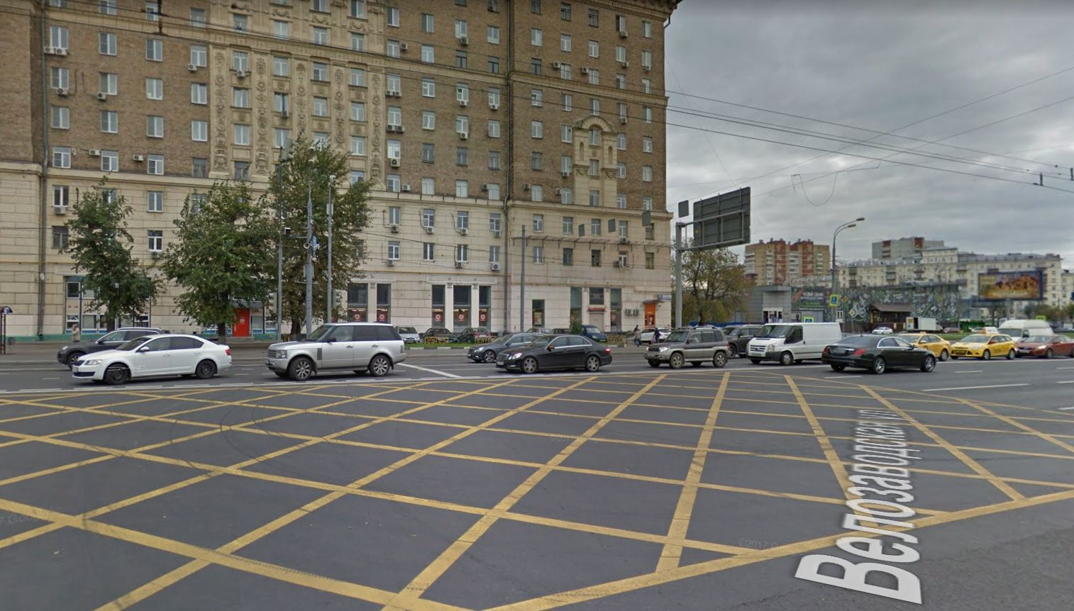Пересечение улиц Автозаводской и Велозаводской в Москве: в столице «вафли» уже используются