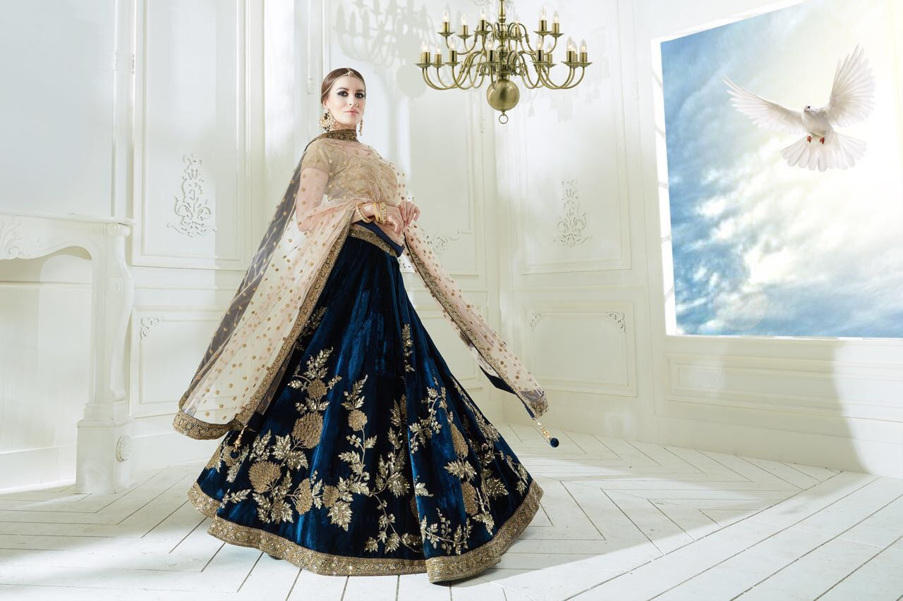 <i class="_">В Индии Кристина рекламировала как национальную индийскую одежду, так и обычную европейскую</i>
