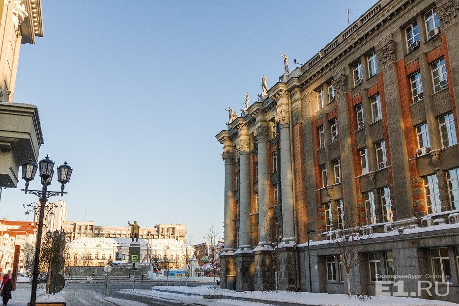 Переулок Банковский тянется от проспекта Ленина до улицы Малышева. А начинается он со здания администрации города.
