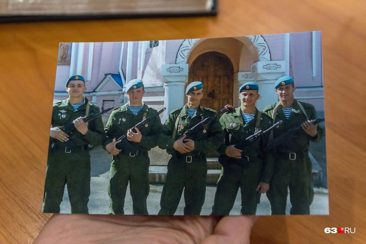 Михаил (по центру) и сослуживцы в армии стали одной семьей