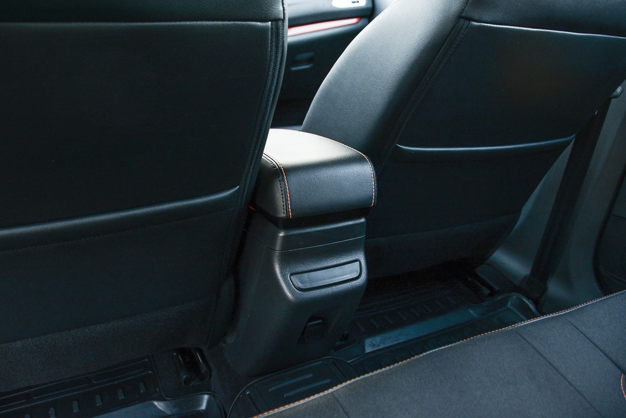 На тесте была предпоследняя комплектация Luxe Multimedia, а в топовой Luxe Prestige на месте этих заглушек появляется подогрев задних сидений (правда, только подушек, но не спинок) и подлокотник для задних пассажиров