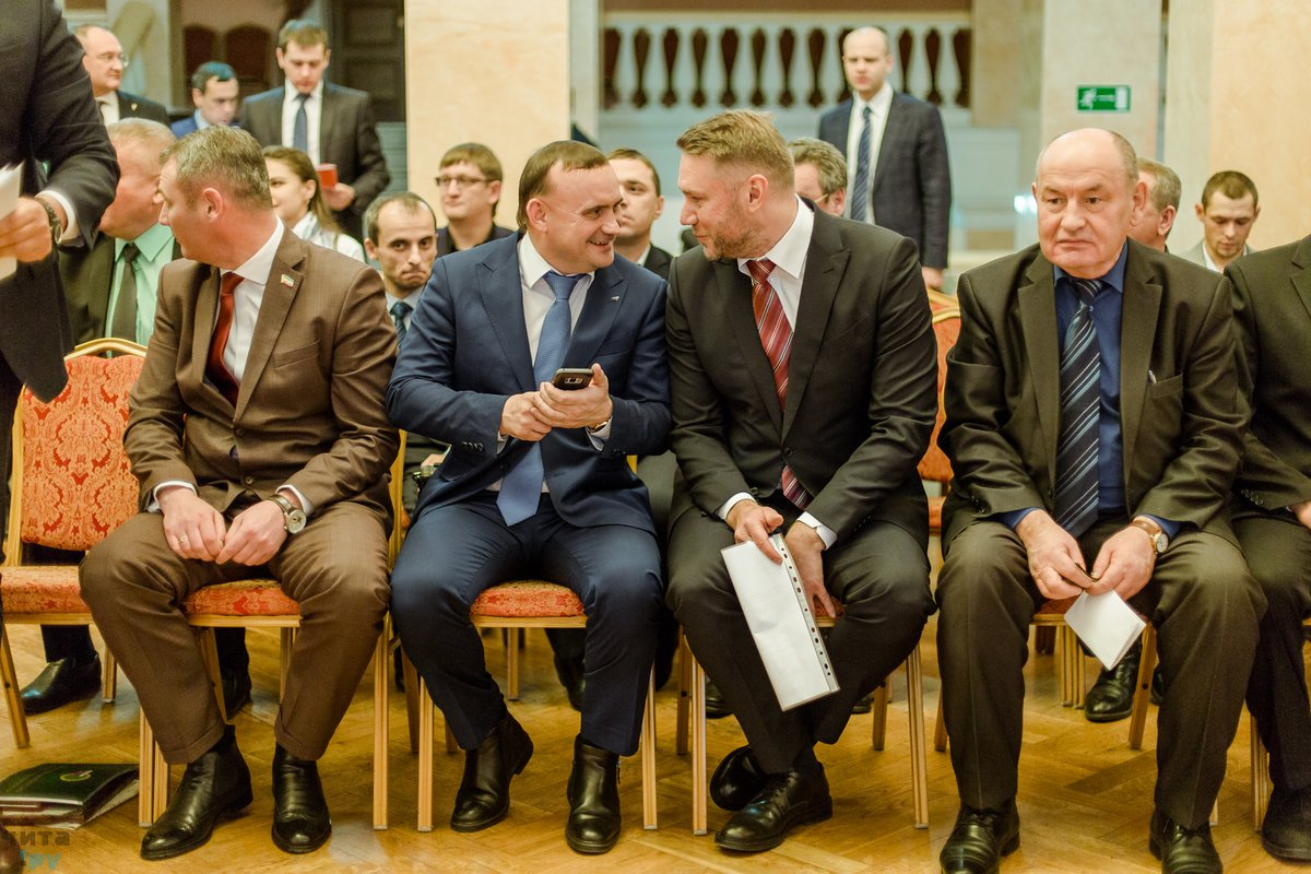 В центре - экс-ситименеджер Читы, руководитель регионального отделения "Опоры России" Владимир Забелин и председатель совета директоров племзавода "Комсомолец" Валерий Нагель В центре - экс-ситименеджер Читы, руководитель регионального отделения "Опоры России" Владимир Забелин и председатель совета директоров племзавода "Комсомолец" Валерий Нагель