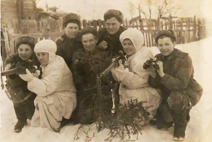 Анна Кошевая (вторая слева, в зимнем костюме и со снайперской винтовкой в руках) с подругами во время войны