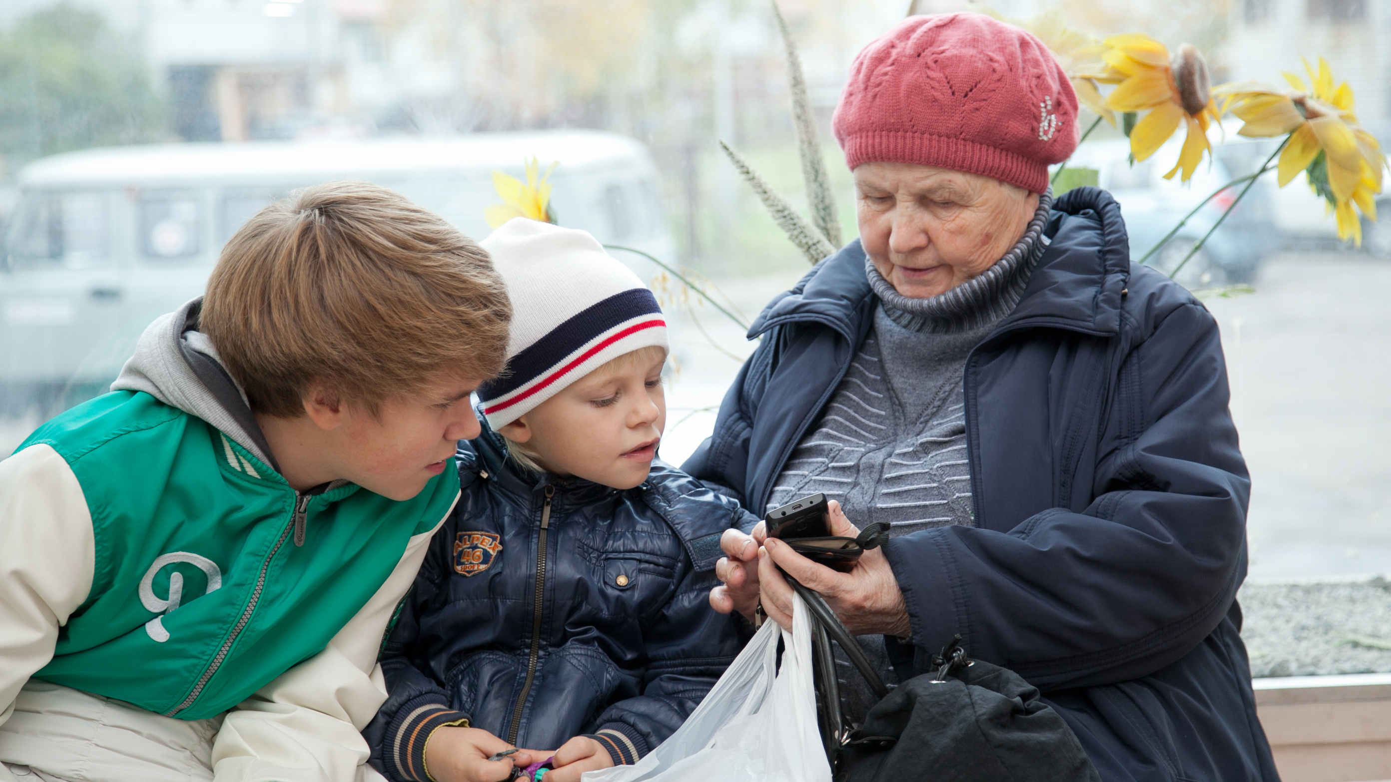 Психолог из Архангельска ответила, стоит ли покупать первоклассникам мобильные телефоны