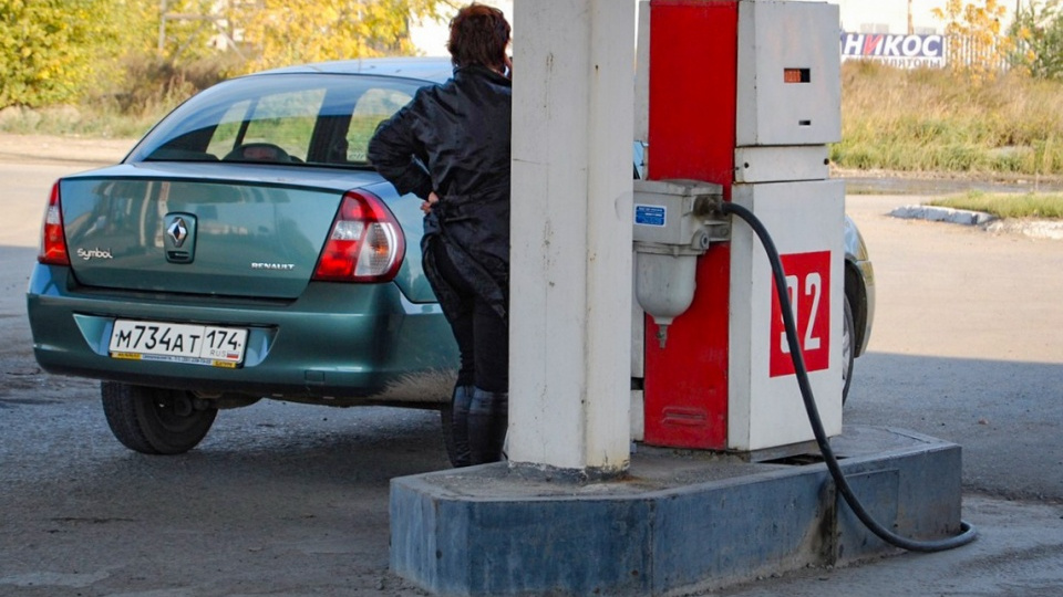 Цена бензина резко выросла, несмотря на удешевление нефти: выясняем, как это возможно
