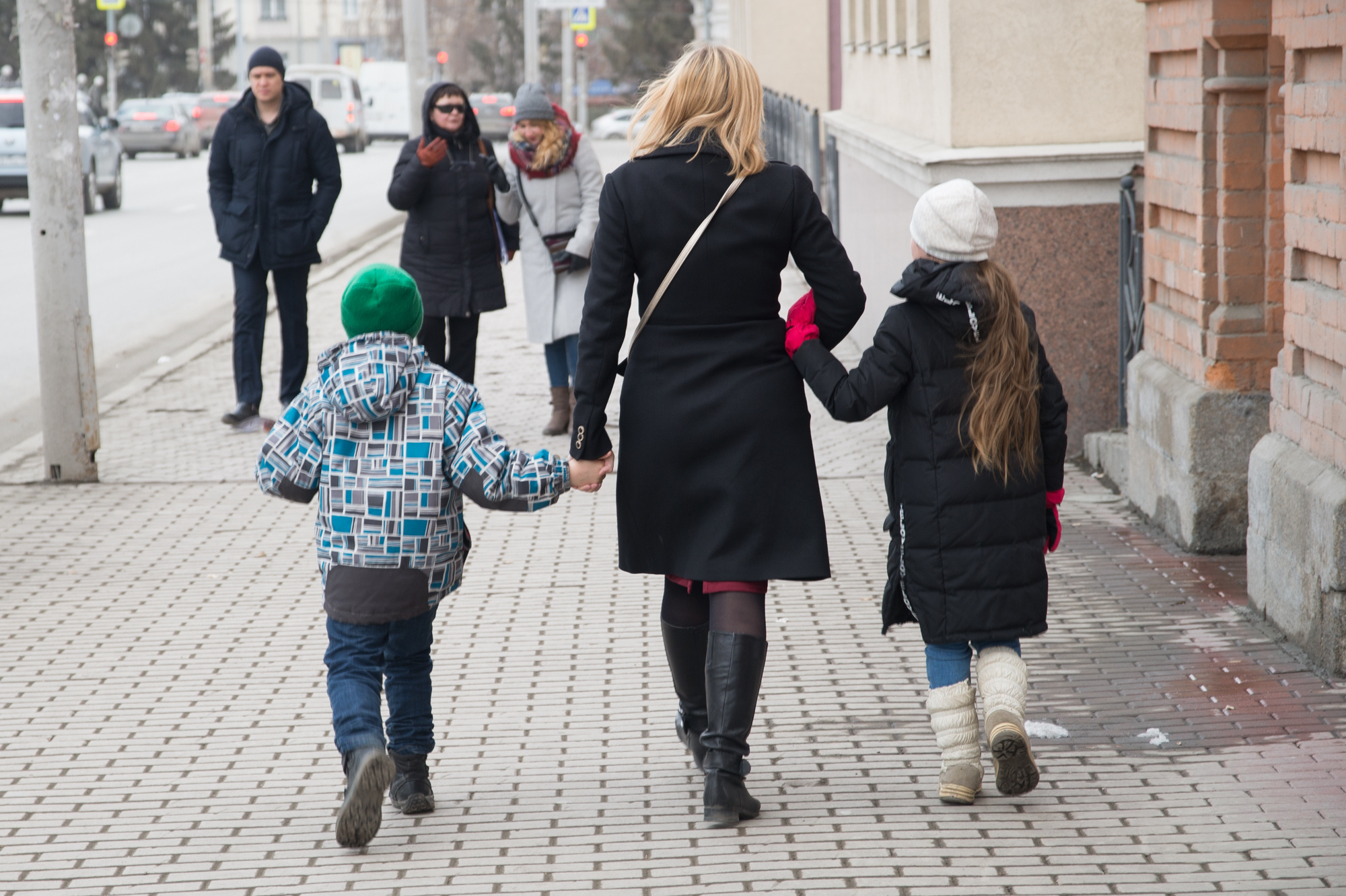 Мама ведет. Мама ведет ребенка в сад. Дети одетые сами в Голландии. Родители ведут ребенка в детский сад зима. Мама ведет мальчика зимой.