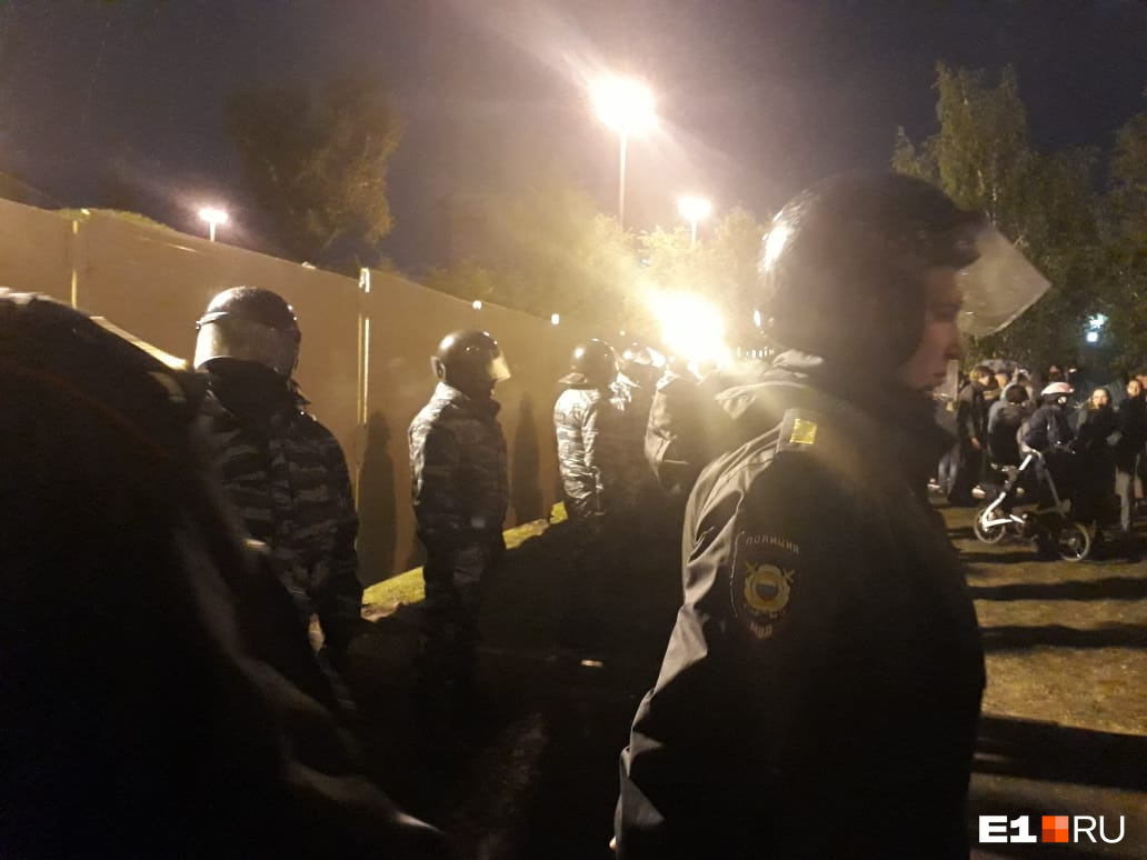 Силовики у забора Силовики у забора