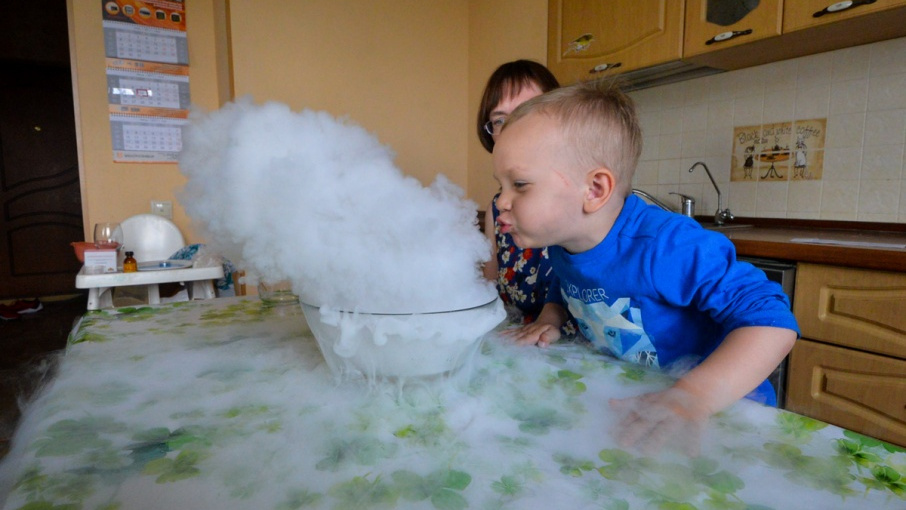 Научное шоу на кухне: заставляем лёд петь и делаем «бомбы» вместе с многодетной мамой