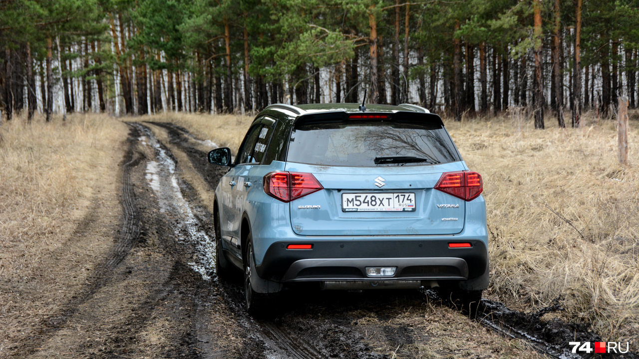 Колея кажется почти невидимой, но даже её хватило, чтобы Suzuki Vitara напрягла все свои муфты для выскакивания из неё. За поворотом колея уводила в лужу неопределённой глубины, определять которую никто из нас не пожелал Колея кажется почти невидимой, но даже её хватило, чтобы Suzuki Vitara напрягла все свои муфты для выскакивания из неё. За поворотом колея уводила в лужу неопределённой глубины, определять которую никто из нас не пожелал
