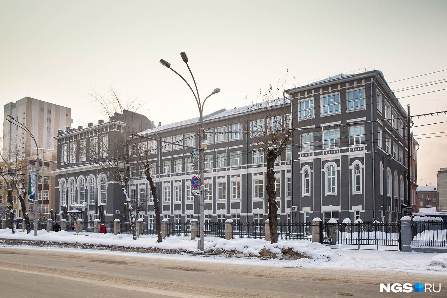 Впрочем, первым, в 1911–1912 годах, на площади построили реальное училище Дома Романовых — сейчас его занимает детская больница. Как и в других построенных Крячковым школах, в училище были автономные водопровод и канализация — новаторство для зданий того времени.