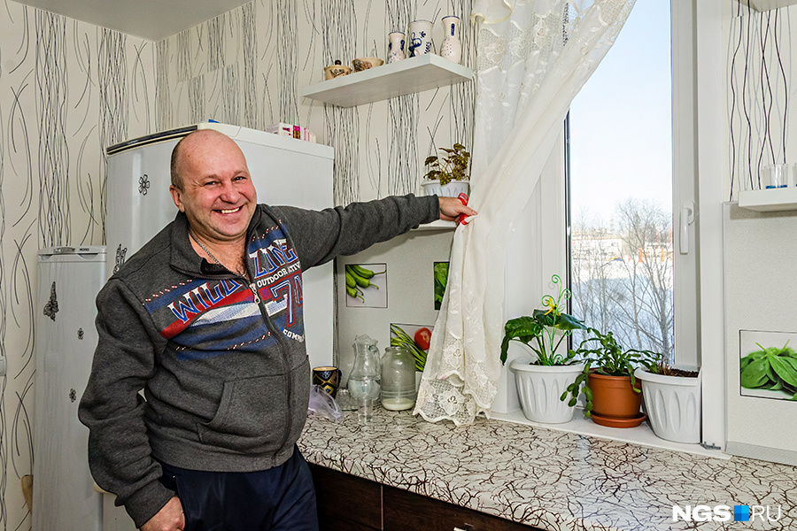 Сергей с супругой и сыном живет в «Европейском Береге» уже год. Говорит, что квартиру купил случайно — съездил на экскурсию по новостройкам и решил, что надо брать. «Продали свою и взяли 2-комнатную за 2,9 млн под самоотделку. Ремонт вместе с мебелью обошлись в 700 тыс.», — вспоминает Сергей. Сергей с супругой и сыном живет в «Европейском Береге» уже год. Говорит, что квартиру купил случайно — съездил на экскурсию по новостройкам и решил, что надо брать. «Продали свою и взяли 2-комнатную за 2,9 млн под самоотделку. Ремонт вместе с мебелью обошлись в 700 тыс.», — вспоминает Сергей.