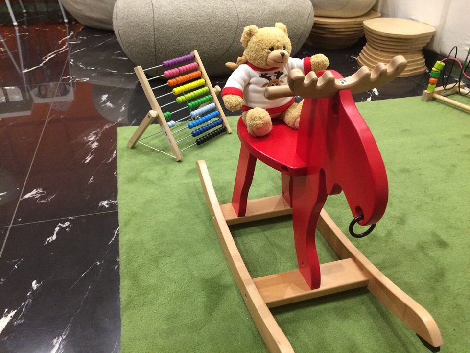 Развлекается в игровой комнате.
Развлекается в игровой комнате.