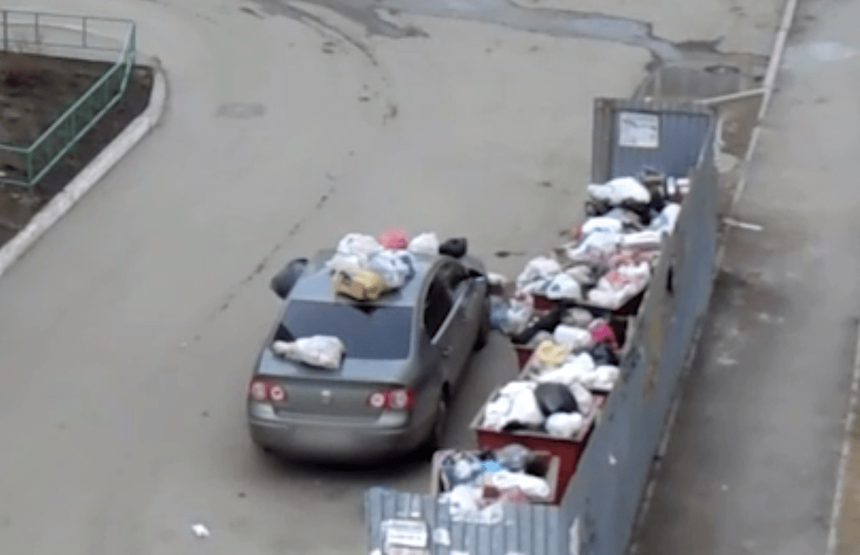 Нередко и сами местные жители становятся причиной головной боли для водителей мусоровозов