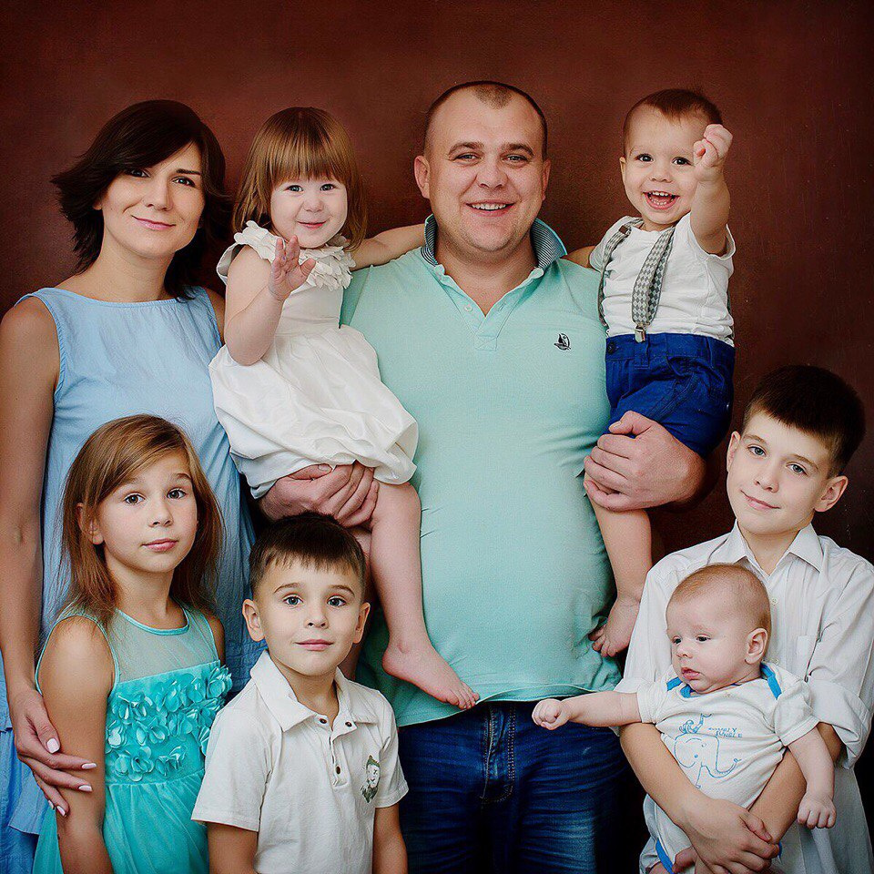 На фото Зина, муж Александр с Дашей и Сашей, София, Владимир, Павел и маленький Захар