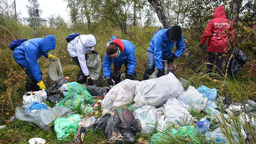 Как волонтёры убирали мусор с берегов Байкала