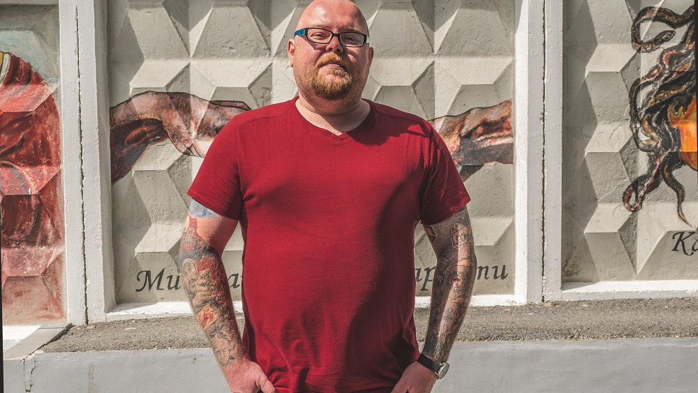 «Ваш менталитет подперт армией и тюрьмой»: человек с татуировками на все руки — о тату-хейтерах