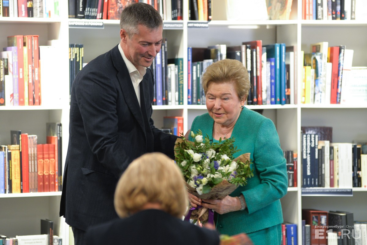 Евгений Ройзман после встречи подарил ей цветы. 
