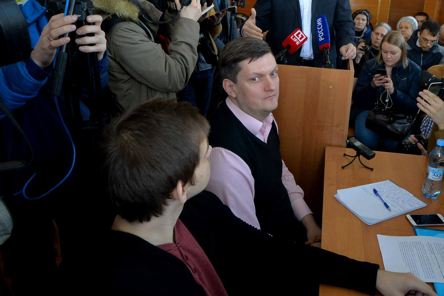 Алексей Бушмаков защищает людей, которых судят за действия в интернете, по всей России: он был адвокатом уральского блогера Соколовского, теперь отстаивает свободу жителя Барнаула
