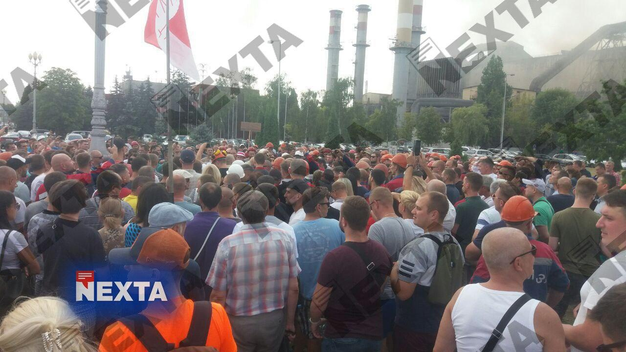 А вот толпа бастующих работников Белорусского металлургического завода