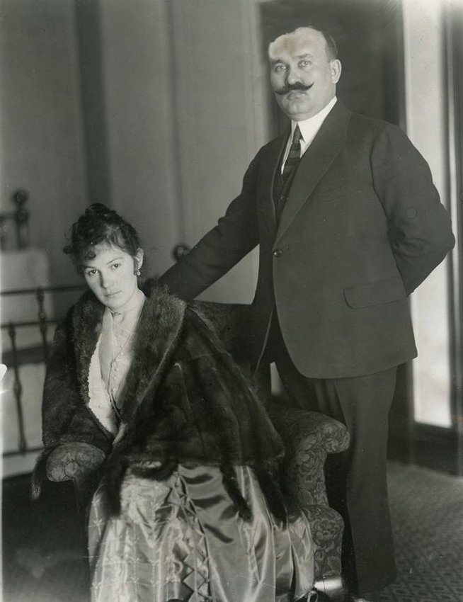 Григорий Семёнов с женой Еленой Терситской, 1922 год