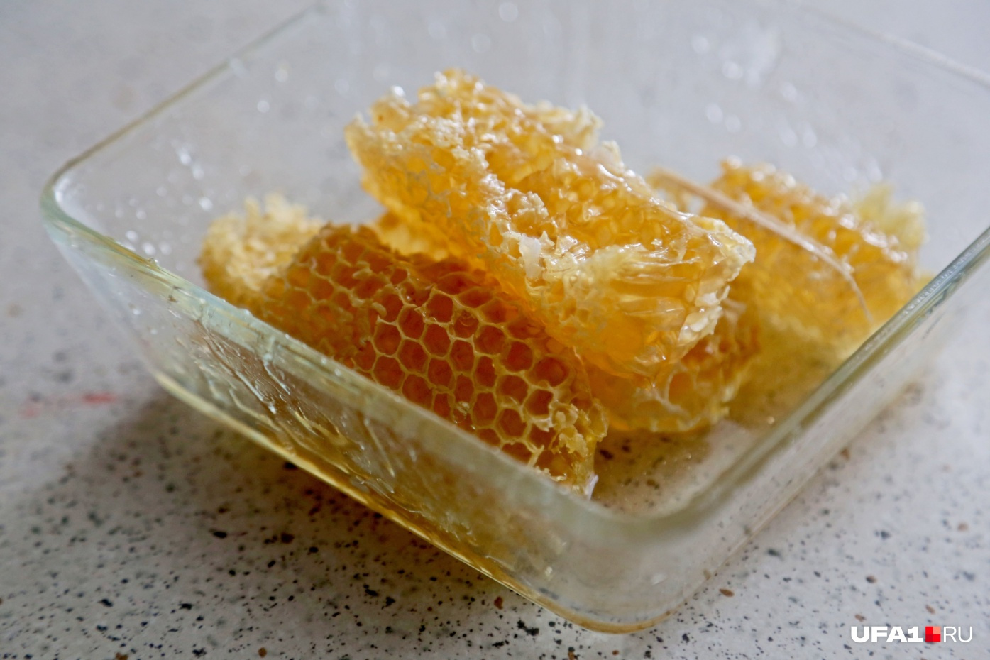 Взрослому рекомендуют съедать не больше 75 граммов мёда в день