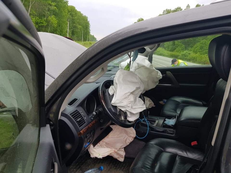 В Land Cruiser сработали подушки безопасности. Тем не менее в машине пострадало несколько человек, включая детей 