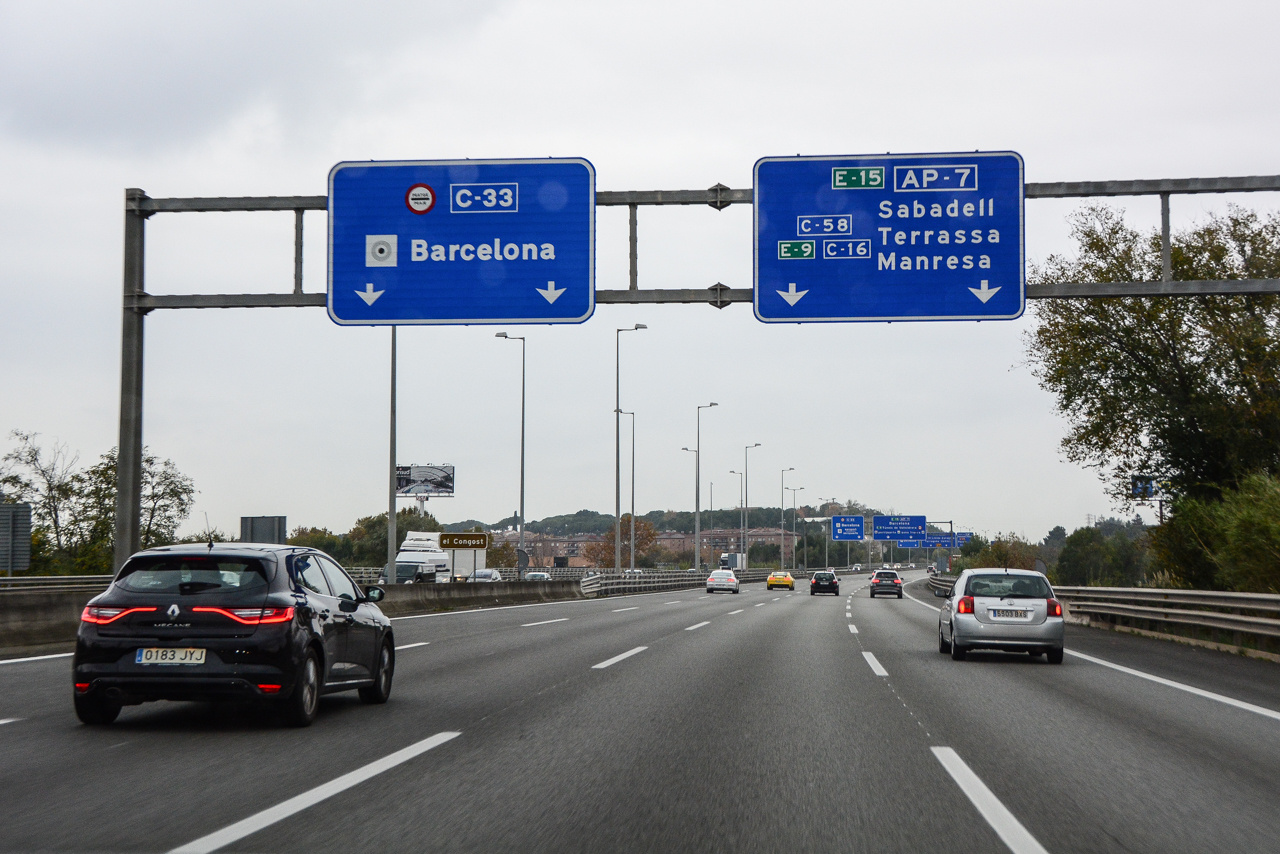 Власти ссылаются на европейский опыт: там наказывают даже за незначительные превышения скорости. Но и дороги — не чета нашим: например, на большинстве федеральных магистралей действуют лимиты 120–130 км/ч