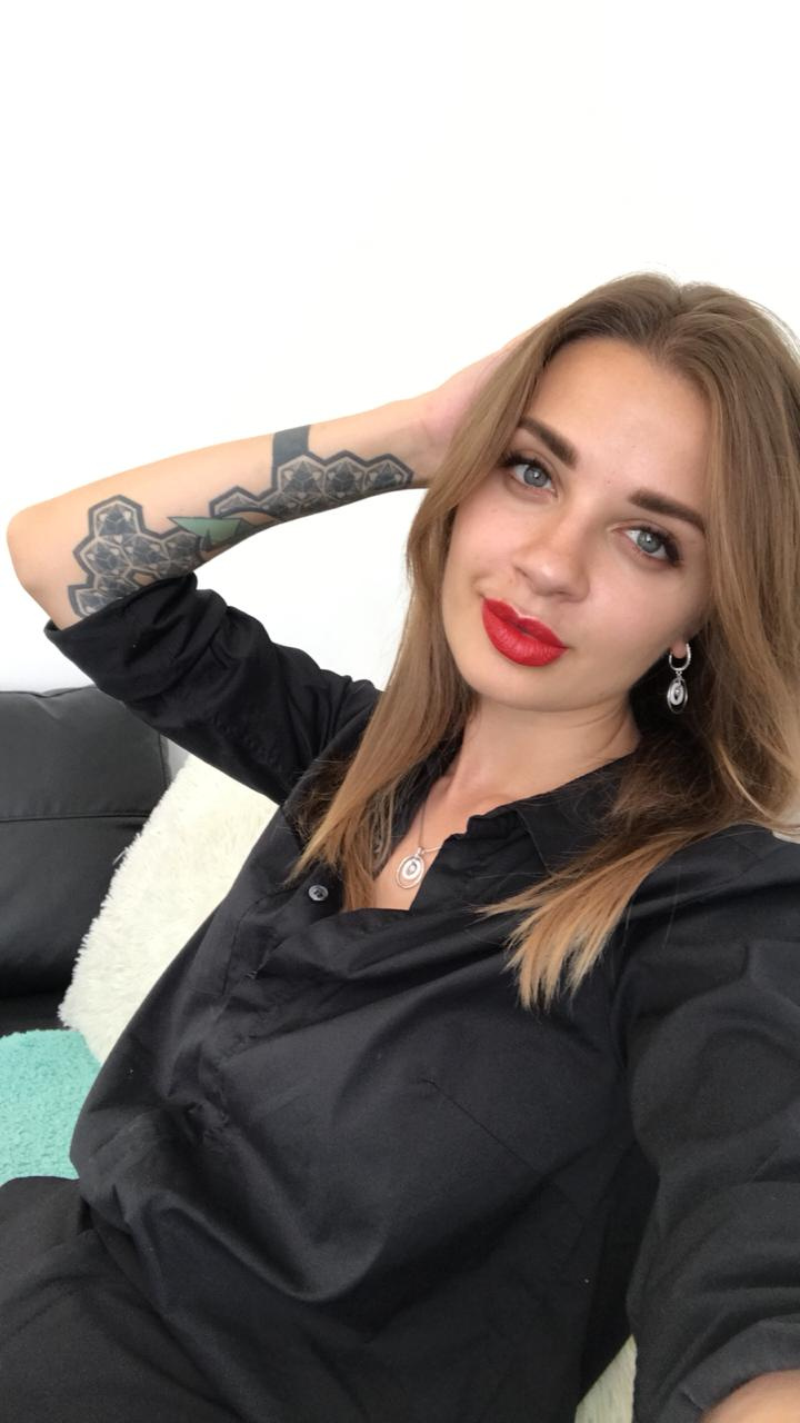Справка: Марина Лапкина — парикмахер-колорист, владелец Hair studio Справка: Марина Лапкина — парикмахер-колорист, владелец Hair studio