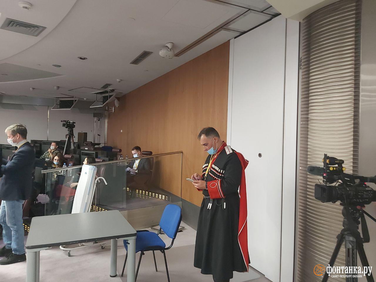 Журналист на пресс-конференции уже в 6-й раз! Может, сегодня у него получится задать вопрос? Журналист на пресс-конференции уже в 6-й раз! Может, сегодня у него получится задать вопрос?