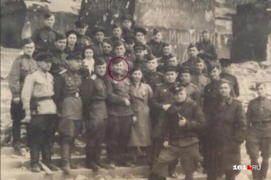 На этом фото — Влас Кравченко и его сослуживцы на фоне Рейхстага 26 июня 1945 года 