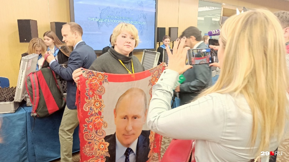 В прошлом году журналистка привезла на пресс-конференцию платок с вытканным ликом президента