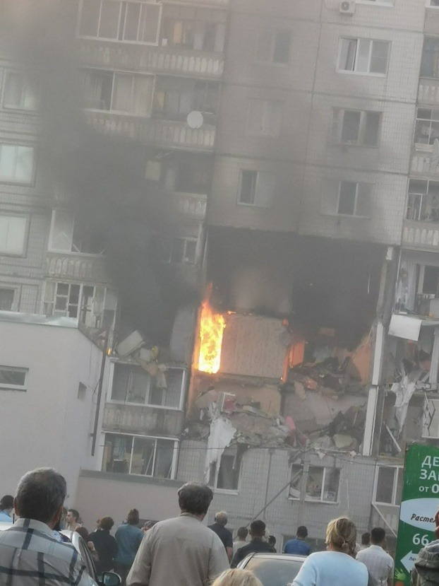 После взрыва на третьем этаже вспыхнул мощный пожар