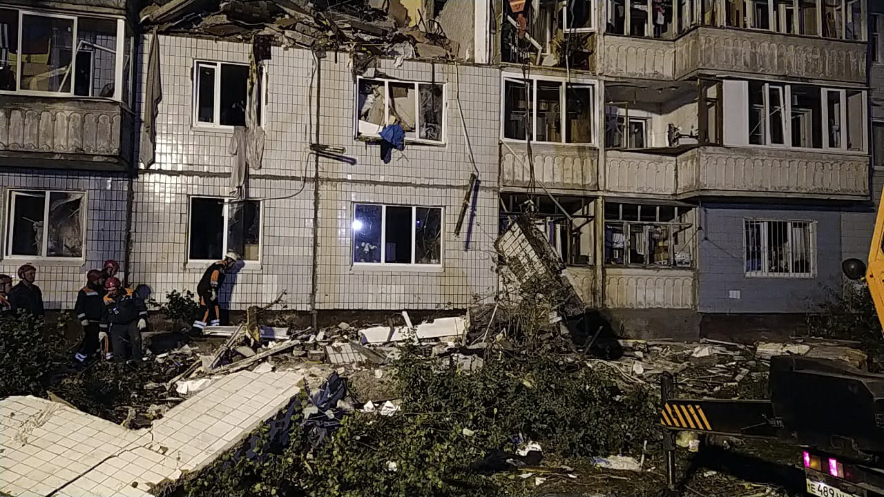 Повреждения дома после взрыва крупным планом Повреждения дома после взрыва крупным планом