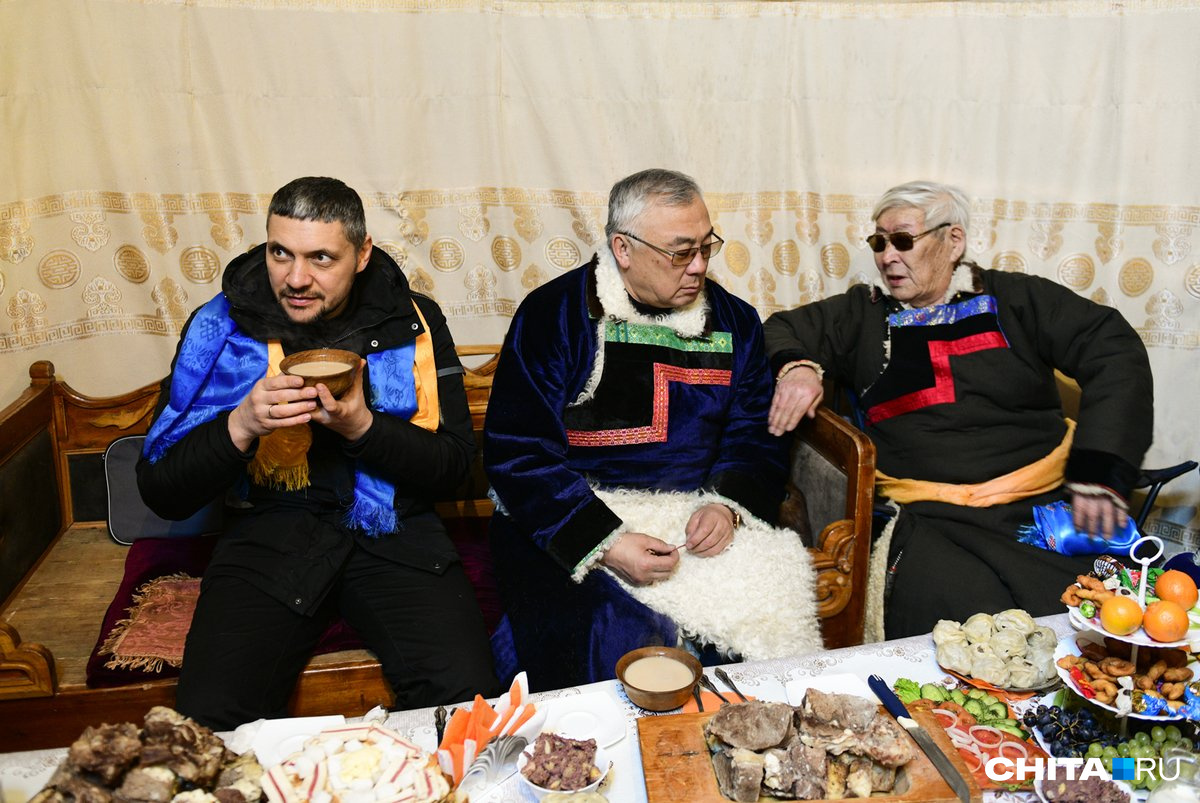 Слева сидят губернатор Забайкальского края Александр Осипов и сенатор от региона Баир Жамсуев