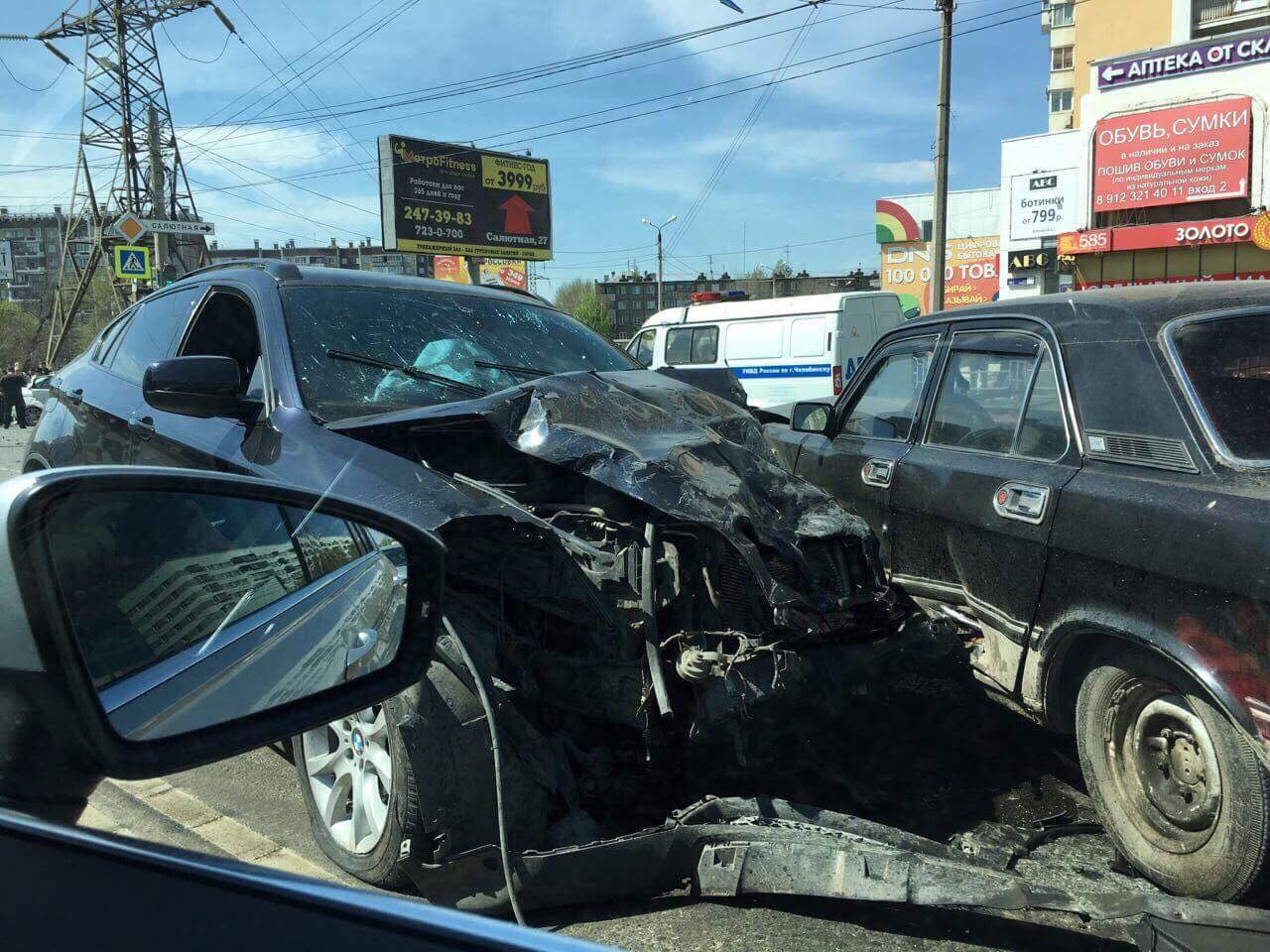 Авария случилась на пересечении улиц Комарова и Салютная Авария случилась на пересечении улиц Комарова и Салютная