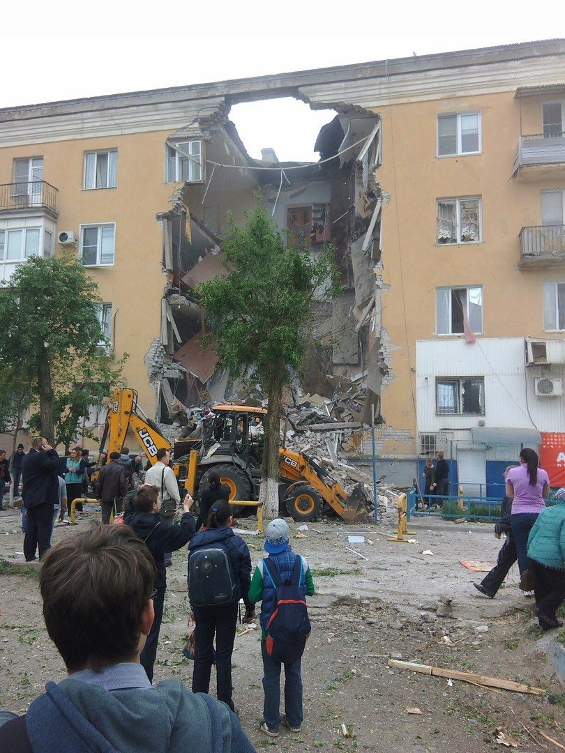 В Волгограде из-за взрыва газа обрушился подъезд дома - 16 мая - ру