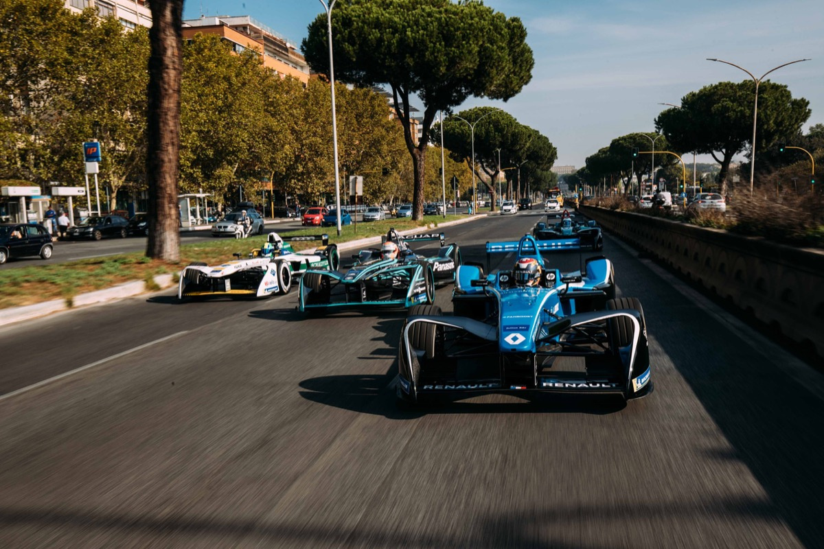 Долгое время электромобильная Formula E считалась гонками для фриков, но как-то незаметно к ней потянулись серьезные производители: участвуют или планируют присоединиться в ближайшее время Renault, Nissan, Jaguar, Mercedes, BMW, Audi, DS (Citroen), Volvo, Mahindra, Williams. Некоторые ради этого свернули участие в других гоночных сериях Долгое время электромобильная Formula E считалась гонками для фриков, но как-то незаметно к ней потянулись серьезные производители: участвуют или планируют присоединиться в ближайшее время Renault, Nissan, Jaguar, Mercedes, BMW, Audi, DS (Citroen), Volvo, Mahindra, Williams. Некоторые ради этого свернули участие в других гоночных сериях