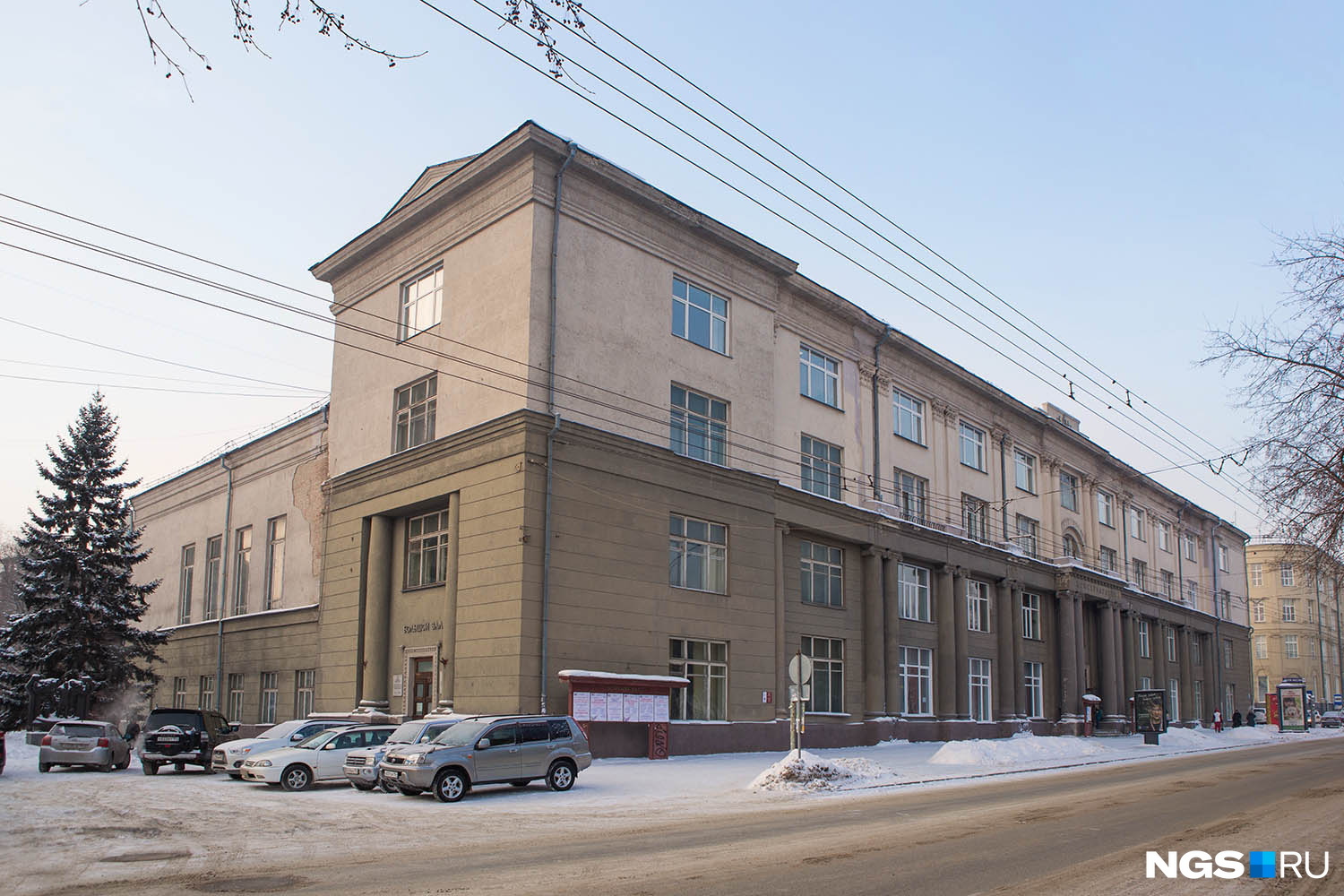 На ул. Советской по проектам Крячкова построили несколько масштабных зданий: офисное для треста «Сибдальторг», торговый корпус Богородско-Глуховской мануфактуры, который фактически разделял собой два рынка и никогда не использовался по назначению (с 1922 года здесь расположен главпочтамт), здание «Текстильсиндиката». На ул. Советской по проектам Крячкова построили несколько масштабных зданий: офисное для треста «Сибдальторг», торговый корпус Богородско-Глуховской мануфактуры, который фактически разделял собой два рынка и никогда не использовался по назначению (с 1922 года здесь расположен главпочтамт), здание «Текстильсиндиката».