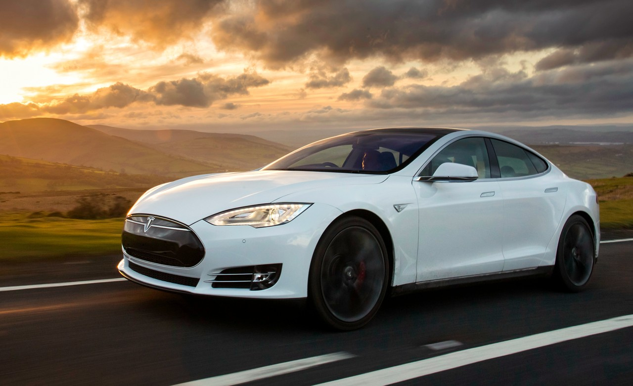 C 2016 года Tesla Model S получила продвинутую систему помощи вождению — практически автопилот. Но после серии аварий в компании стали акцентировать внимание, что водитель должен следить за обстановкой 