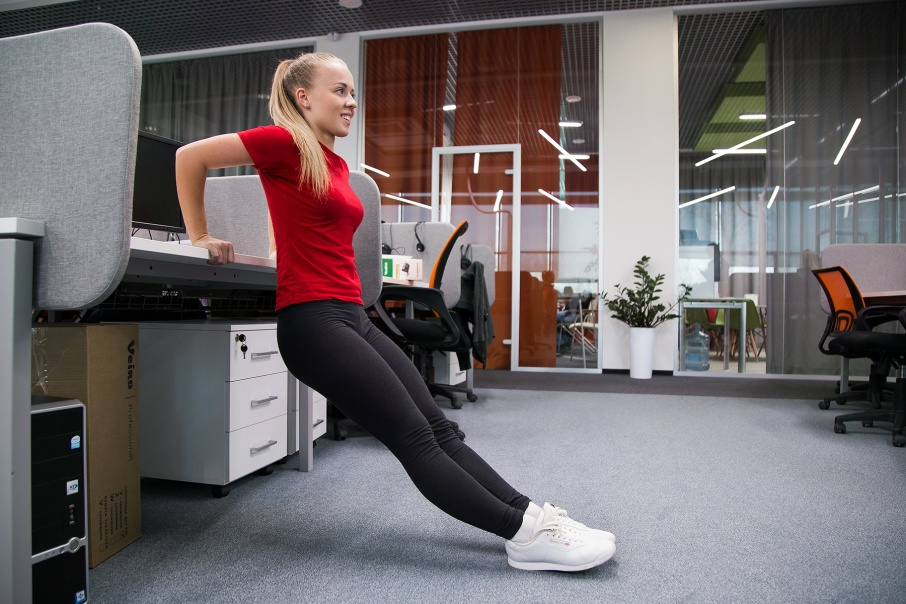 Накачать попу и размять мышцы: 10 упражнений для тех, кто работает в офисе - 31 мая 2018 - 74.ru