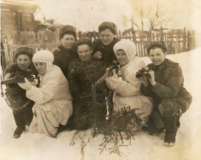 Анна Кошевая (вторая слева, в зимнем костюме и со снайперской винтовкой в руках) с подругами во время войны