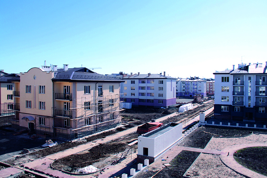 Один из последних реализованных с бюро Феликова проектов Бородкина — малоэтажный микрорайон «Солнечная поляна» в Краснообске.