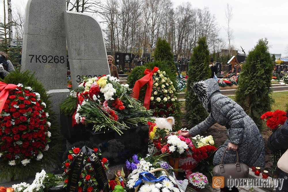 В память о погибших в Петербурге и Ленинградской области установлены два мемориала. Первый — прямо на Серафимовском кладбище, он напоминает два сложенных крыла самолета